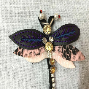 Vue générale Patch à coudre libellule perlée 6.5cm x 7cm