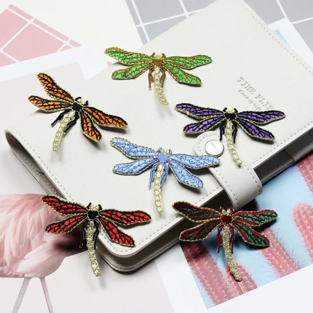 Patch brodé libéllule avec bord doré - 7.3cm x 4.6cm - 6 couleurs disponibles