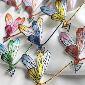 Patch brodé thermocollant libéllule multicolore 5.8cm x 7cm - 6 couleurs disponibles