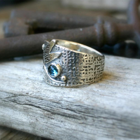 Vue de côté Bague Libéllule Style Vintage avec pierre bleue