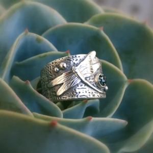 Côté droit Bague Libéllule Style Vintage avec pierre bleue