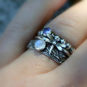 Vue Portée de la Bague Libellule Aurore Mystique