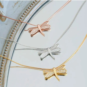 Vue générale Collier Pendentif Libellule Scintillement Doré Couleur