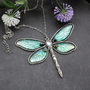 Vue générale Collier Pendentif Libellule Aile de Lumière