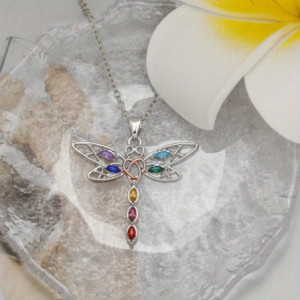 Vue détaillée Ensemble collier et boucles d'oreilles libéllule