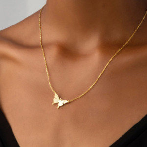 Vue Portée Détails Collier Aile de Papillon - Murmure Doré - Choississez votre initiale !