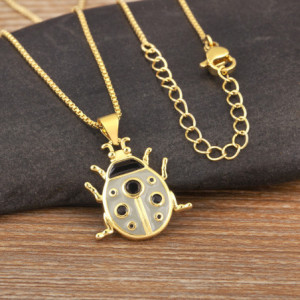 Vue détaillée Collier Pendentif Coccinelle Design Vintage
