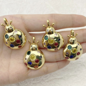 Vue détaillée Collier Pendentif Coccinelle aux Pierres Multicolores
