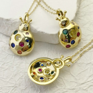 Vue générale Collier Pendentif Coccinelle aux Pierres Multicolores