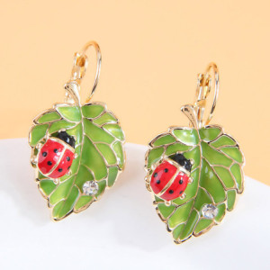 Boucles d'Oreilles Pendantes Coccinelle et Feuille couleur Rouge