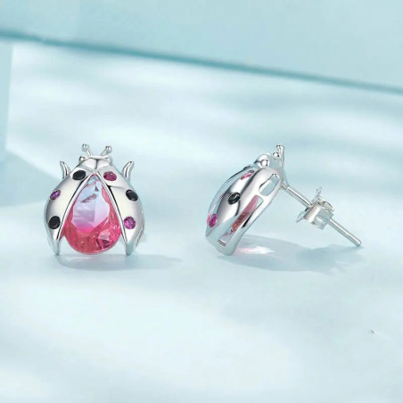 Vue de côté Boucles d'oreilles Coccinelle 'Princesse Rosée'