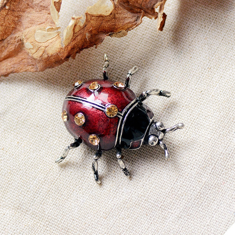 Vue face de la Broche Coccinelle Éclat d'Automne