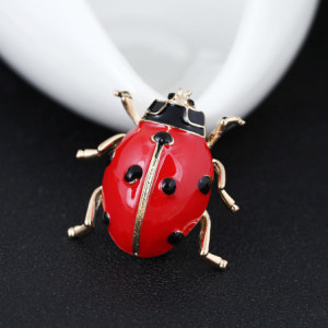 Vue face de la Broche Coccinelle Rouge Brillante