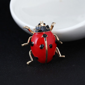 Vue de face Broche Coccinelle Rouge Brillante