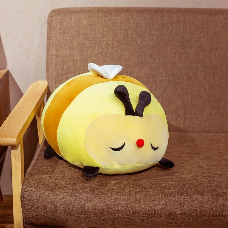 Oreiller en peluche  l'abeille qui dort