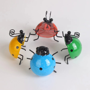 Vue détaillée Décoration Murale Coccinelle 3D en Métal - 9 cm - 4 couleurs au choix !