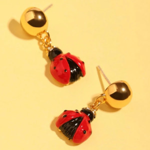 Vue détaillée des boucles d'Oreilles Charms Coccinelle Élégance Dorée