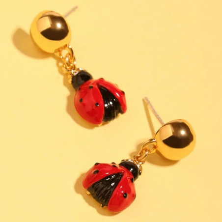 Vue détaillée des boucles d'Oreilles Charms Coccinelle Élégance Dorée