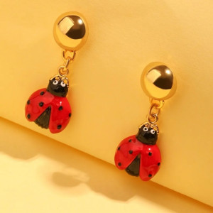 vue face des boucles d'Oreilles Charms Coccinelle Élégance Dorée