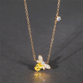 Collier avec pendentif en forme de petite abeille