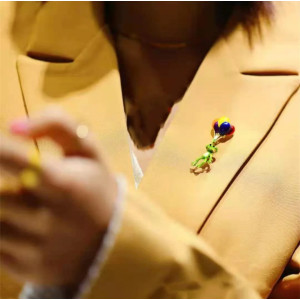 utilisation Broche Grenouille accrochée à des ballons colorés