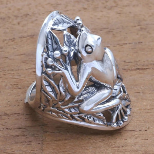 vue de  coté de la Bague Grenouille Nénuphar d'Argent