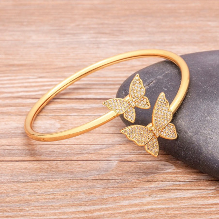vue complète du Bracelet Papillon Ouvert Doré Élégance Cristalline