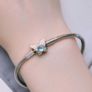 vue portée du Bracelet Papillon Argenté Cœur Azur