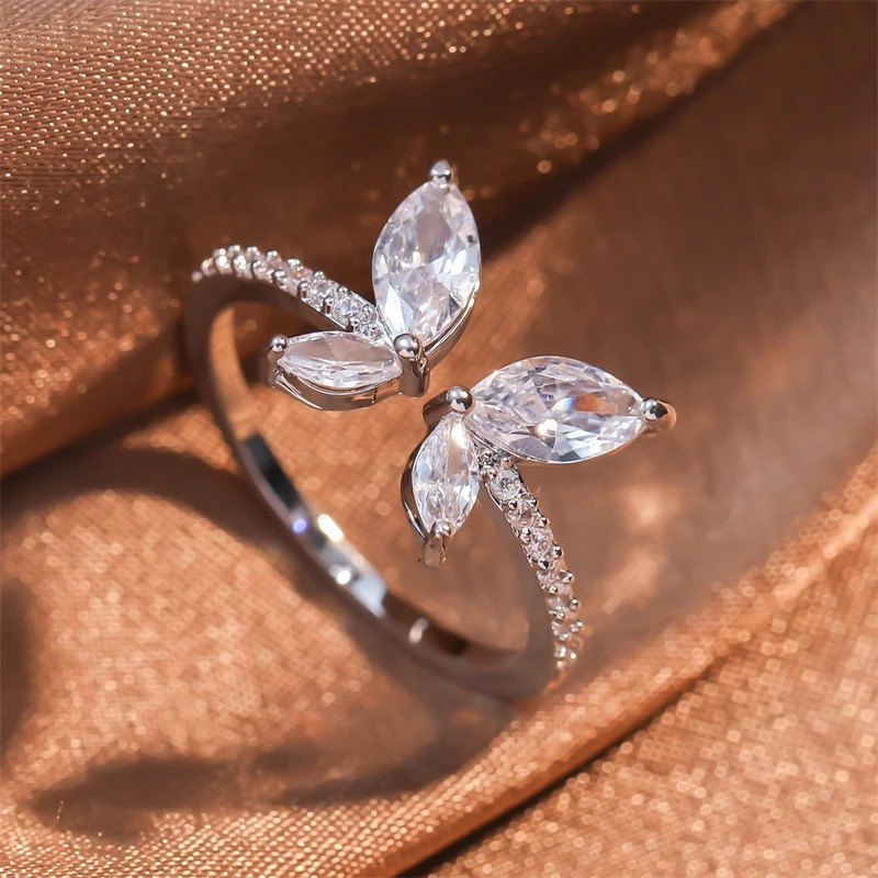 Anello Farfalla Elegante con Zirconi – Regolabile e Raffinato