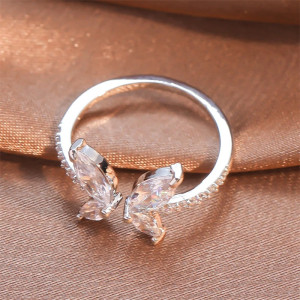 Anello Farfalla Elegante con Zirconi – Regolabile e Raffinato