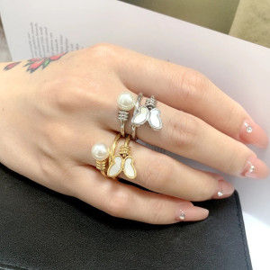 Anello Farfalla 'Perla Splendente' - Eleganza e Stile Unico