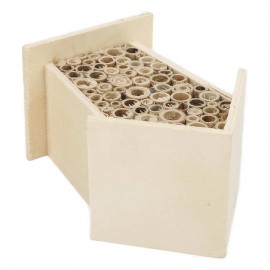 Maison en bois pour abeilles pour le jardin vue coté posé sur le sol vue depuis le toit