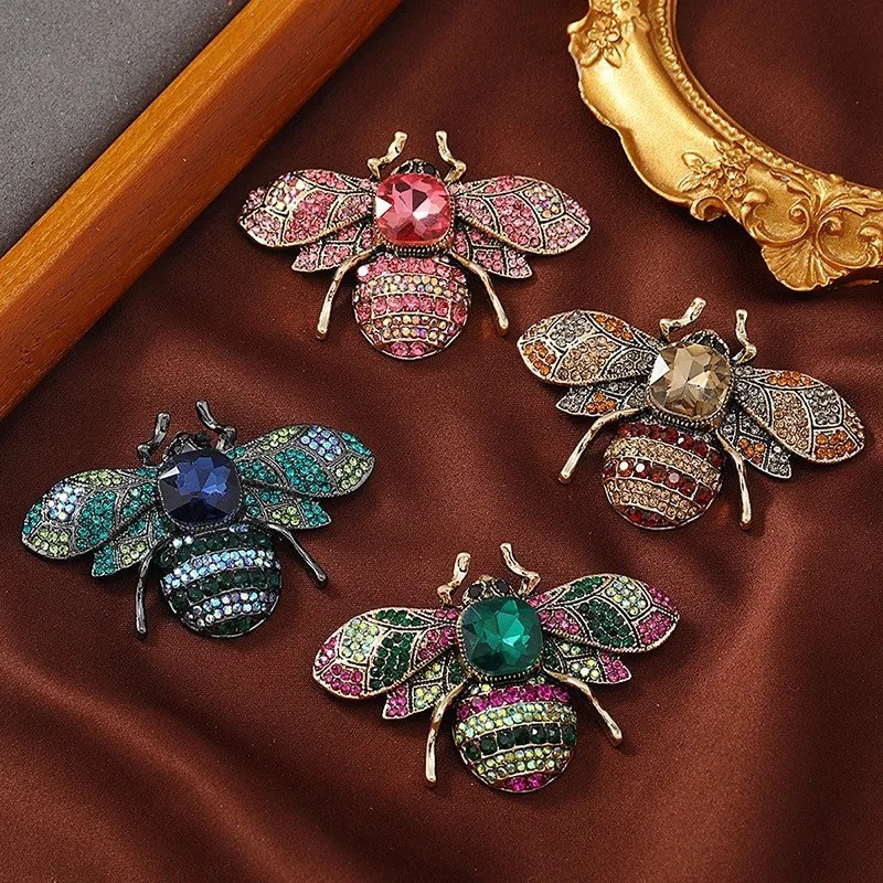 Spilla Ape 'Lusso Imperiale' - Gioiello Scintillante e Raffinato