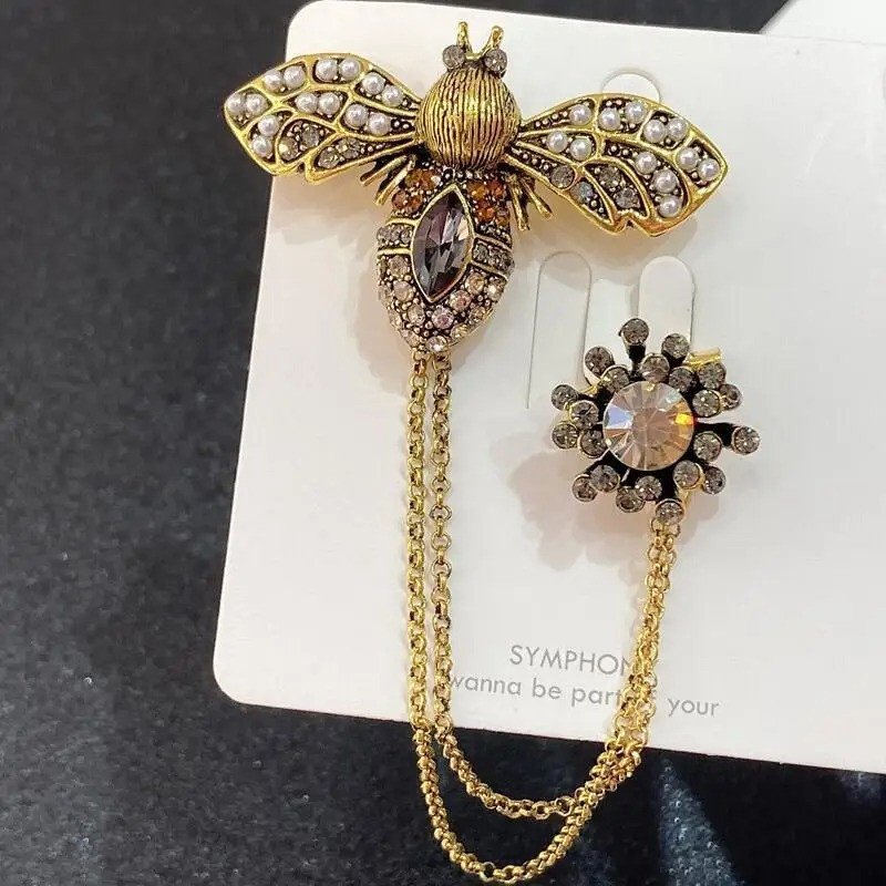 Spilla Ape Maestà Solare – Eleganza Regale con Catene Strass