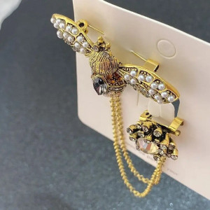 Spilla Ape Maestà Solare – Eleganza Regale con Catene Strass