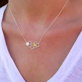 Collier pendentif en forme de nid d'abeille argenté avec abeille dorée