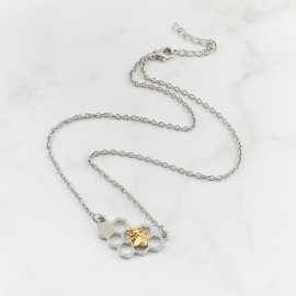 Collier pendentif nid d'abeille argenté avec abeille dorée