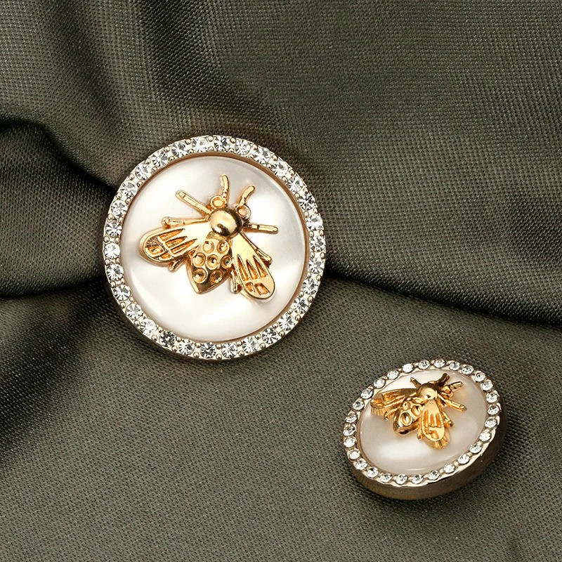 Bottone Gioiello Ape Beige e Oro | Eleganza Unica per Te