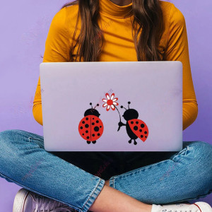 Adesivo Coccinella Innamorata – Carino, Poetico & Resistente