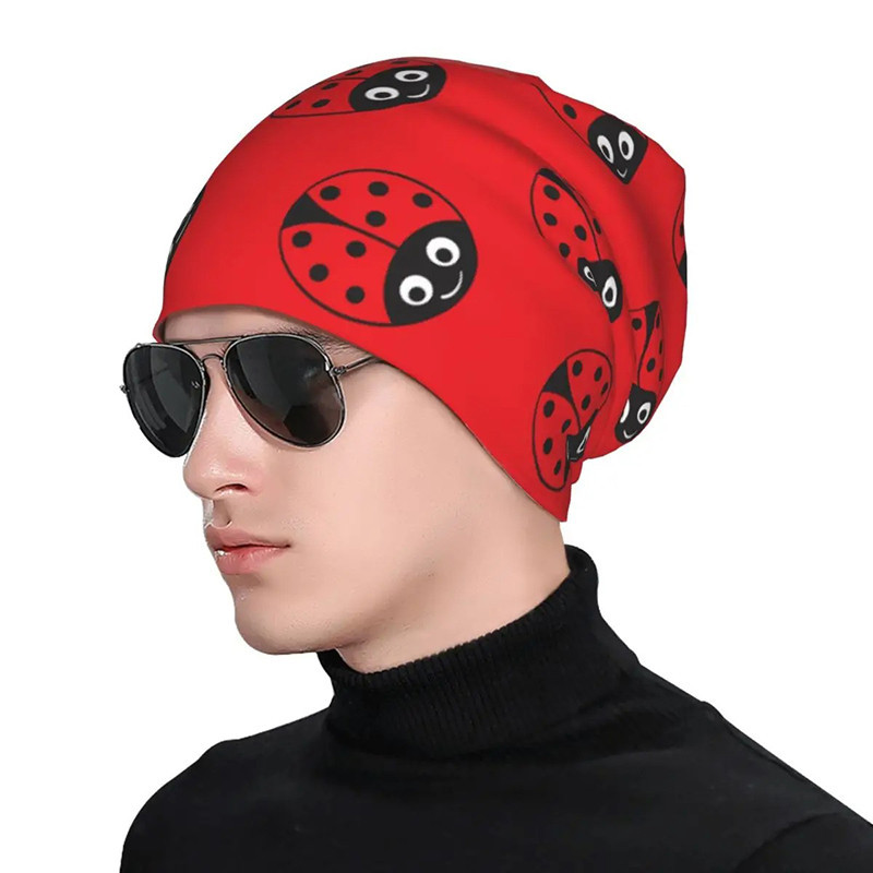 Cuffia Coccinella Sorridente – Calore, stile e allegria!
