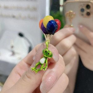 Spilla Rana con Palloncini | Gioiello Unico e Divertente