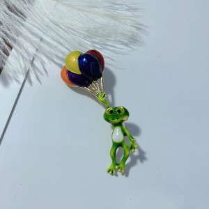 Spilla Rana con Palloncini | Gioiello Unico e Divertente
