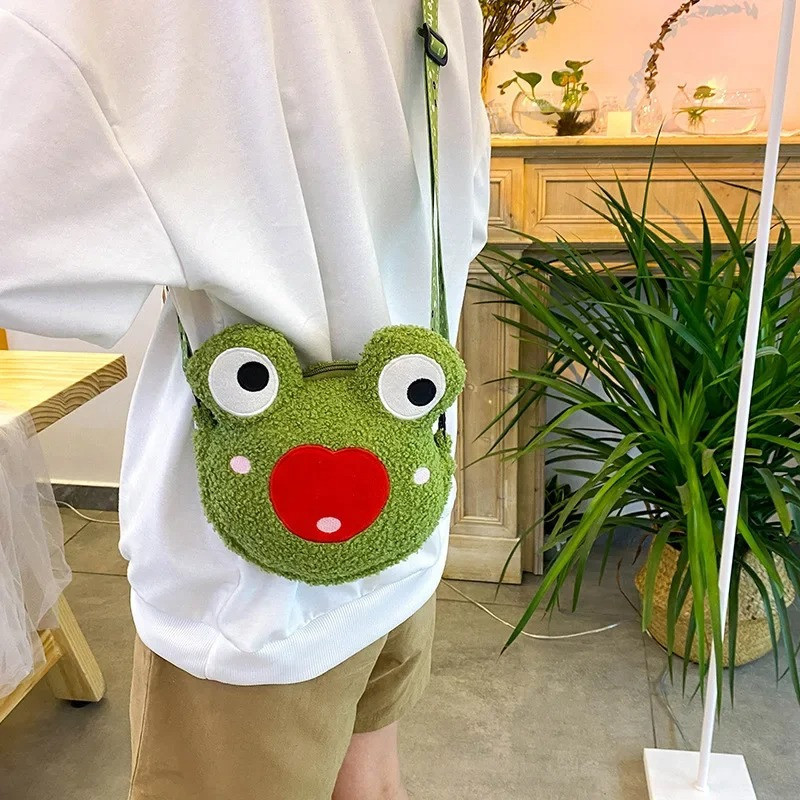 Borsa Rana Peluche "Sorriso a Cuore" – Accessorio Carino e Unico