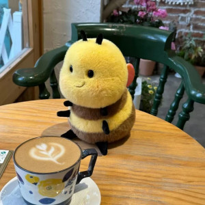 Peluche Ape Mielosa – Compagno Morbido, Carino e Luminoso