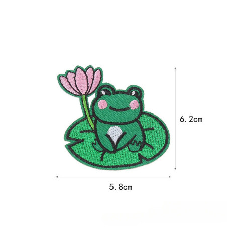 Toppa Termoadesiva Rana con Fiore di Ninfea – Ricamo 6,2 cm