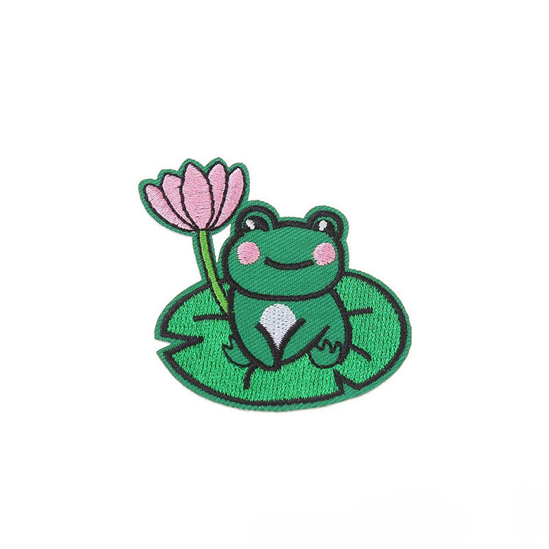 Toppa Termoadesiva Rana con Fiore di Ninfea – Ricamo 6,2 cm