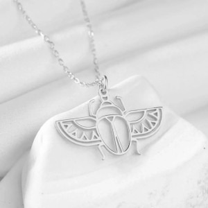 Collana Scarabeo Traforato – Design Solare Dorato o Argentato