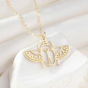 Collana Scarabeo Traforato – Design Solare Dorato o Argentato