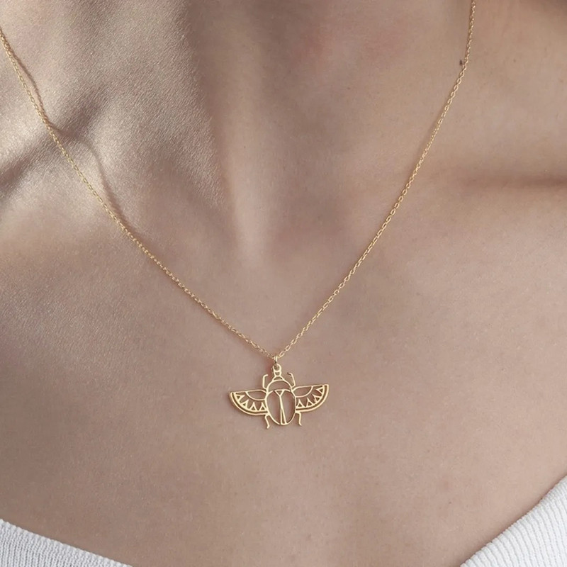 Collana Scarabeo Traforato – Design Solare Dorato o Argentato