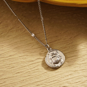 Collana Scarabeo Sole – Acciaio Inossidabile Oro o Argento
